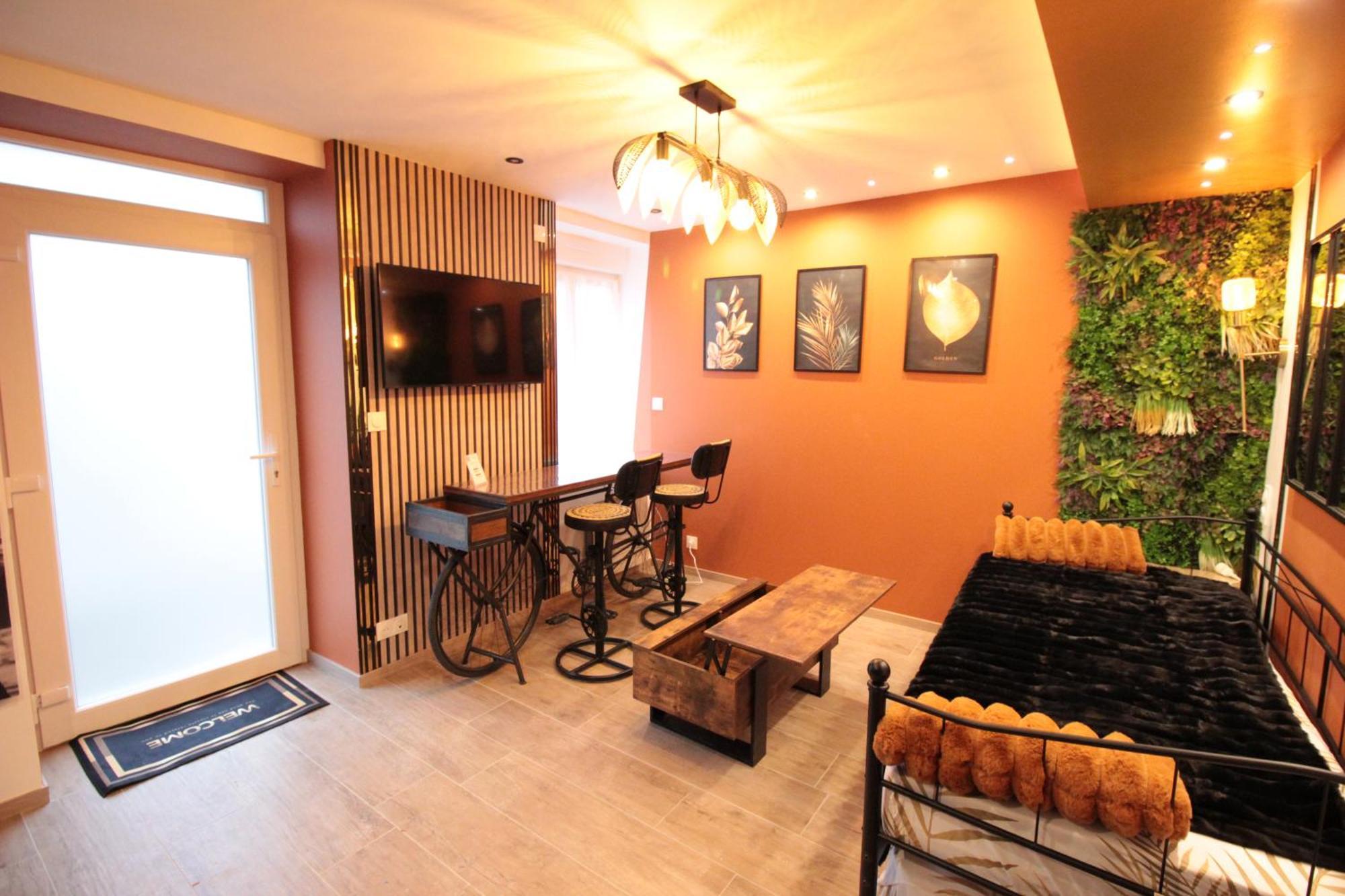 Luxury Studio, Rez De Chaussee, Parking Prive Video Surveillance, Canape Haute Qualite Convertible Couchage 2 Personnes, Centre Ville Proche, Restaurant, Boulangerie 2 Minutes A Pied, Terrasse - 800Metre Carre De Terrain - Gere Par Presta-Zen'Service Verdun-sur-Meuse ภายนอก รูปภาพ
