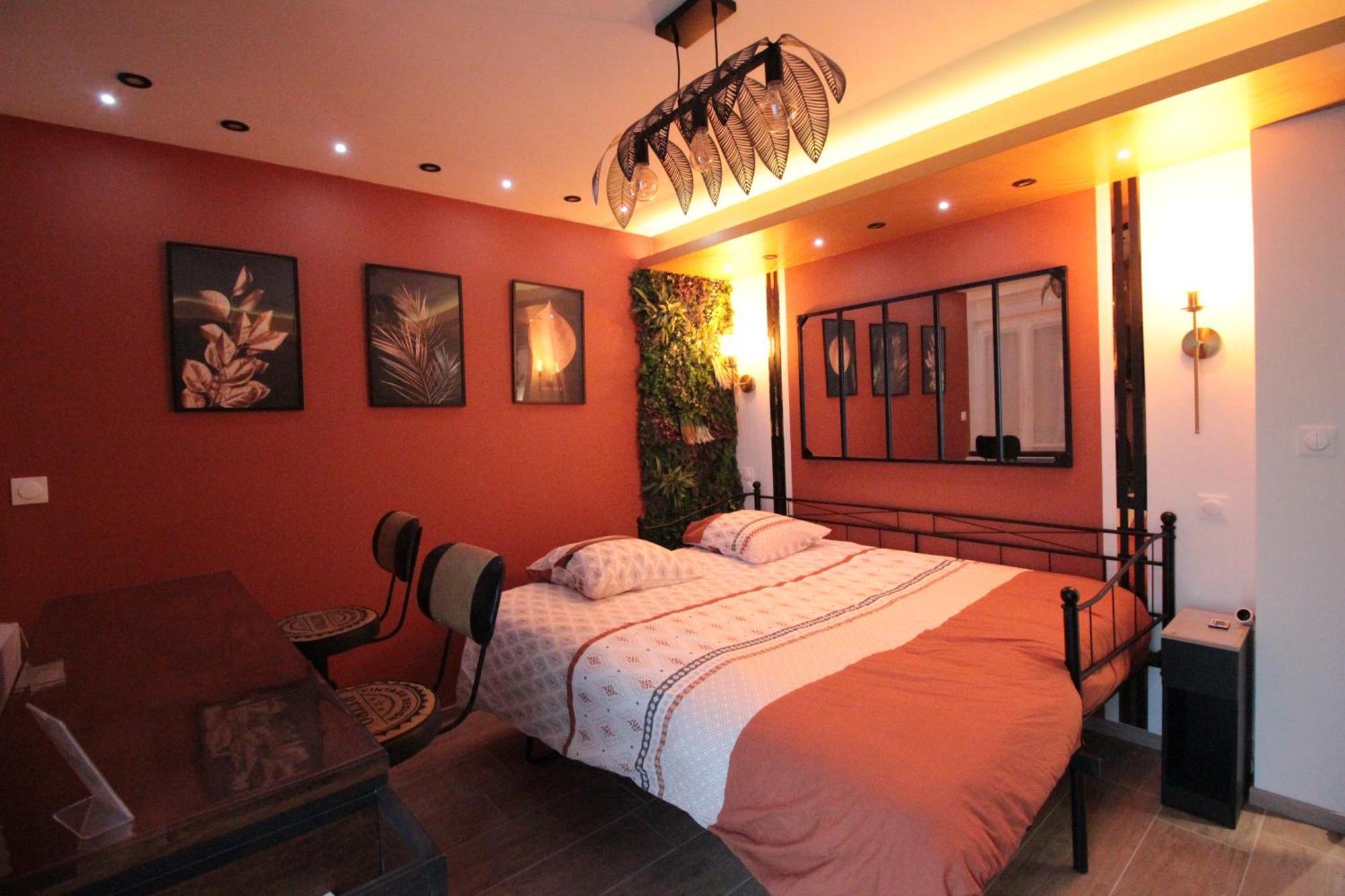 Luxury Studio, Rez De Chaussee, Parking Prive Video Surveillance, Canape Haute Qualite Convertible Couchage 2 Personnes, Centre Ville Proche, Restaurant, Boulangerie 2 Minutes A Pied, Terrasse - 800Metre Carre De Terrain - Gere Par Presta-Zen'Service Verdun-sur-Meuse ภายนอก รูปภาพ